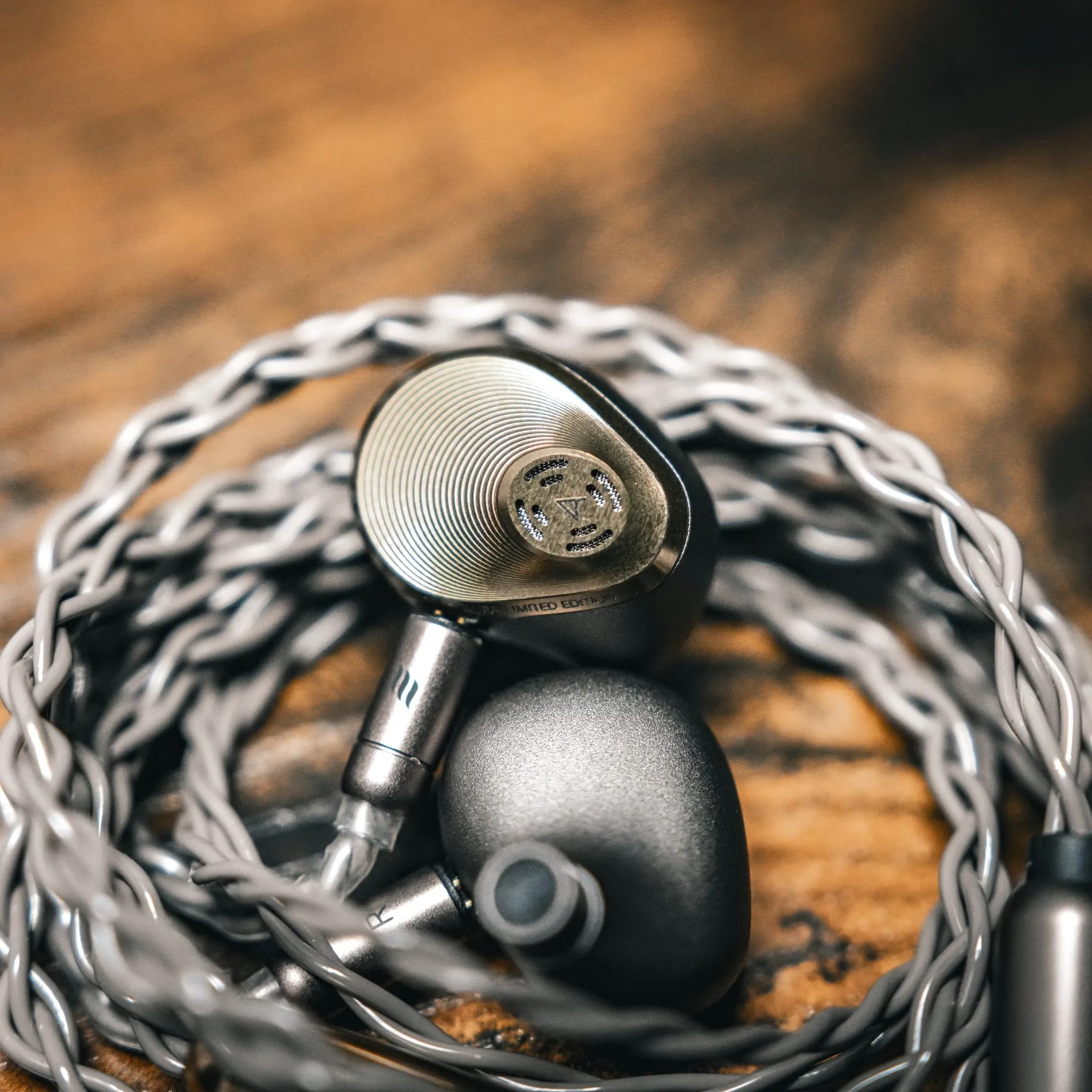Astell&Kern x Vision Ears AURA | Hybrid Limited Edition IEMs