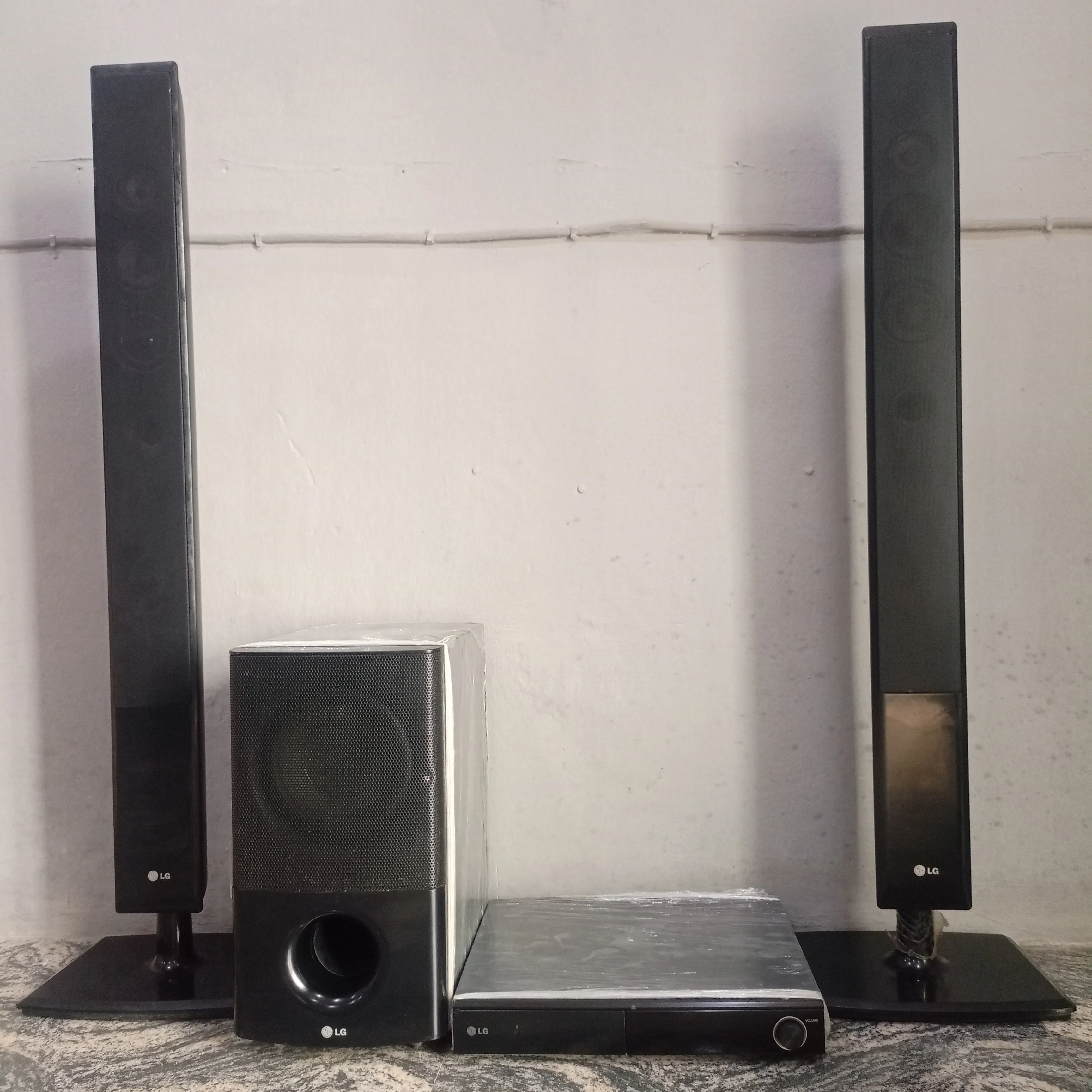 LG 2.1Ch 500W HT806 Tower DVD Home Theater System (USB, FM, Aux, Optical, HDMI Out) - Foreign Used