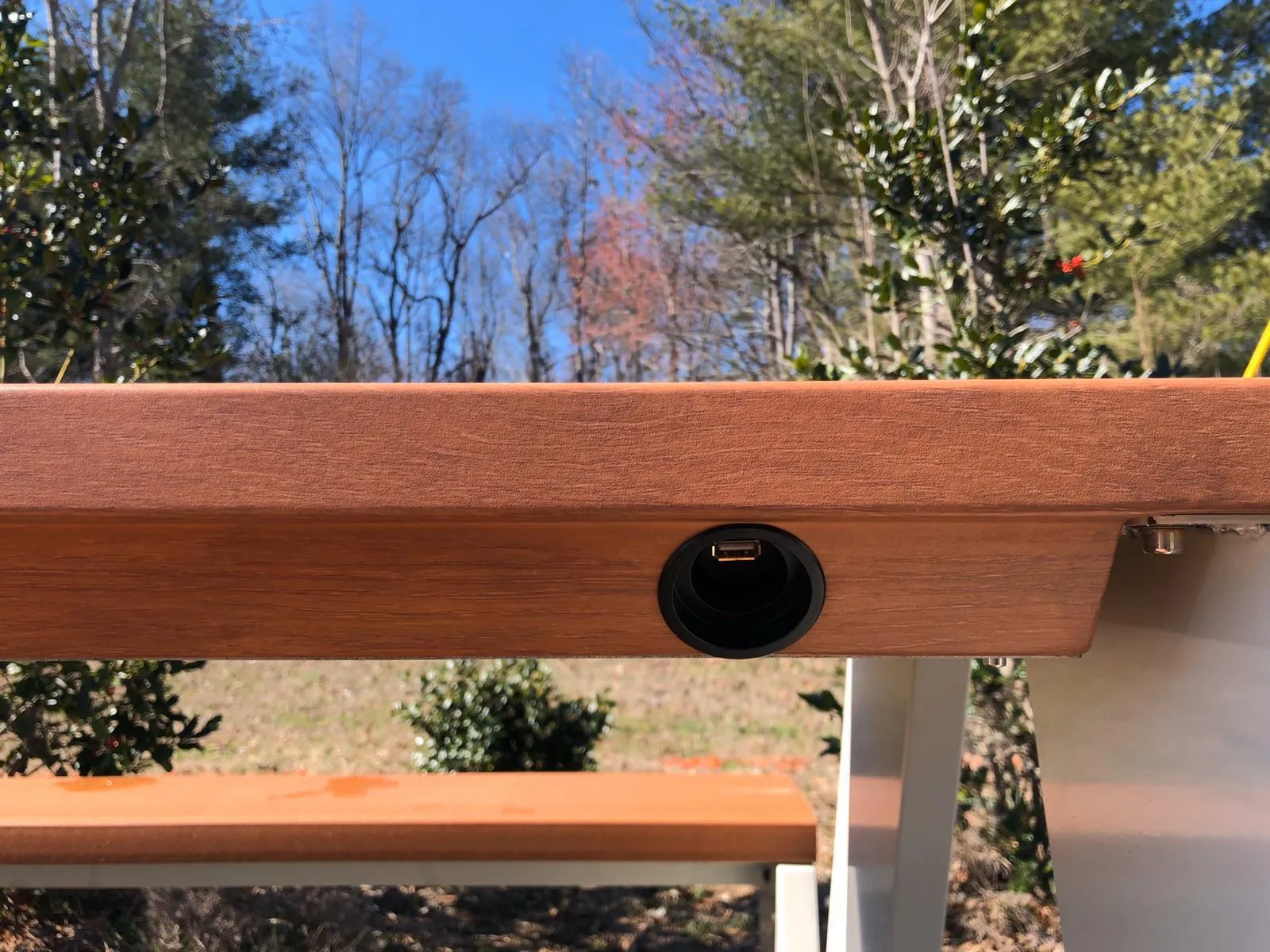 ST1010 SOLAR CHARGING AND CONNECTIVITY PICNIC TABLE