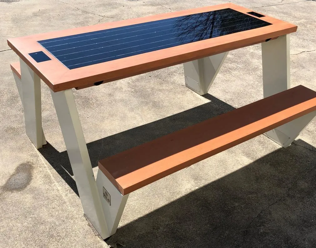 ST1010 SOLAR CHARGING AND CONNECTIVITY PICNIC TABLE