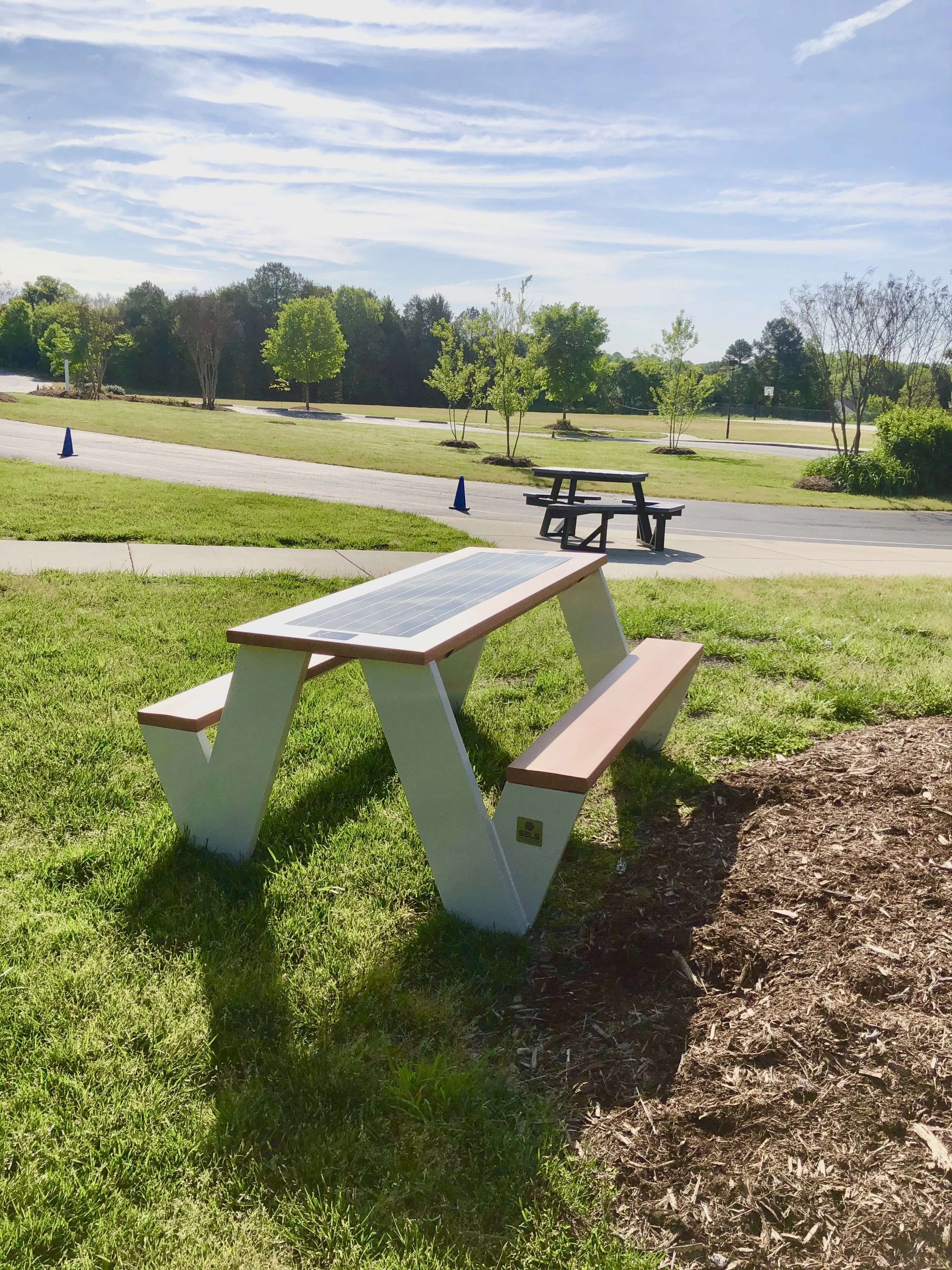ST1010 SOLAR CHARGING AND CONNECTIVITY PICNIC TABLE