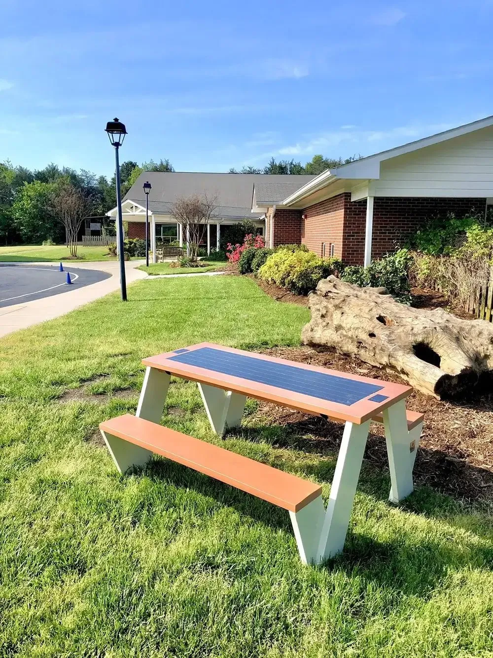 ST1010 SOLAR CHARGING AND CONNECTIVITY PICNIC TABLE