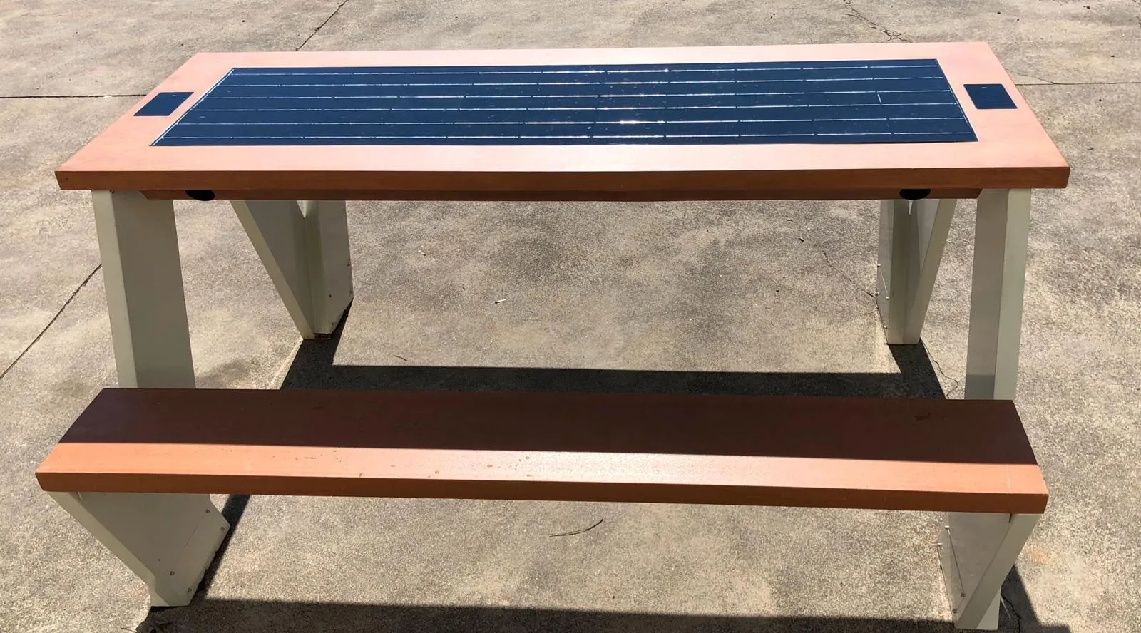 ST1010 SOLAR CHARGING AND CONNECTIVITY PICNIC TABLE