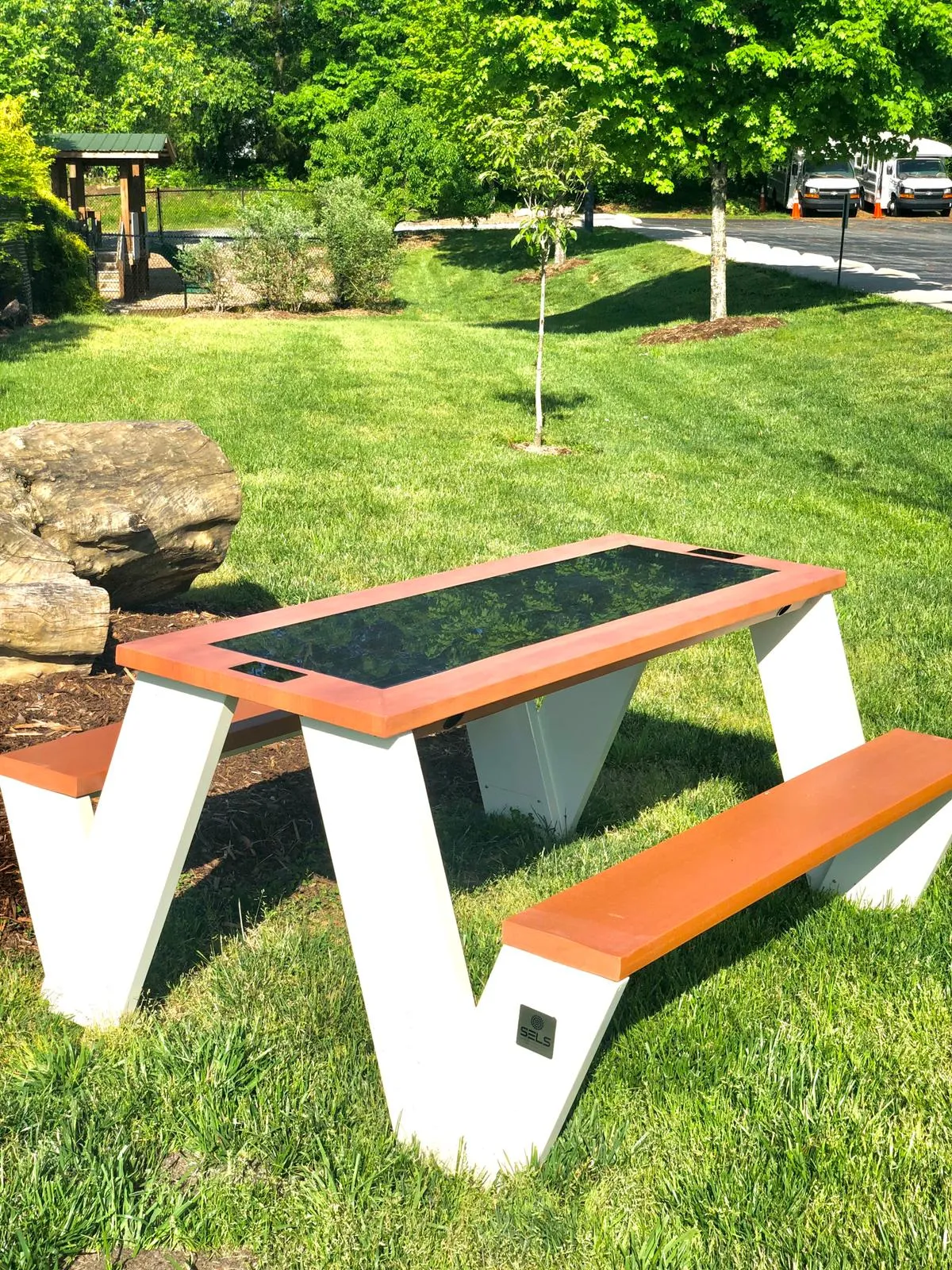 ST1010 SOLAR CHARGING AND CONNECTIVITY PICNIC TABLE