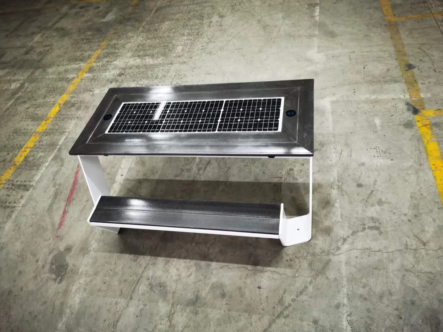 ST1010 SOLAR CHARGING AND CONNECTIVITY PICNIC TABLE