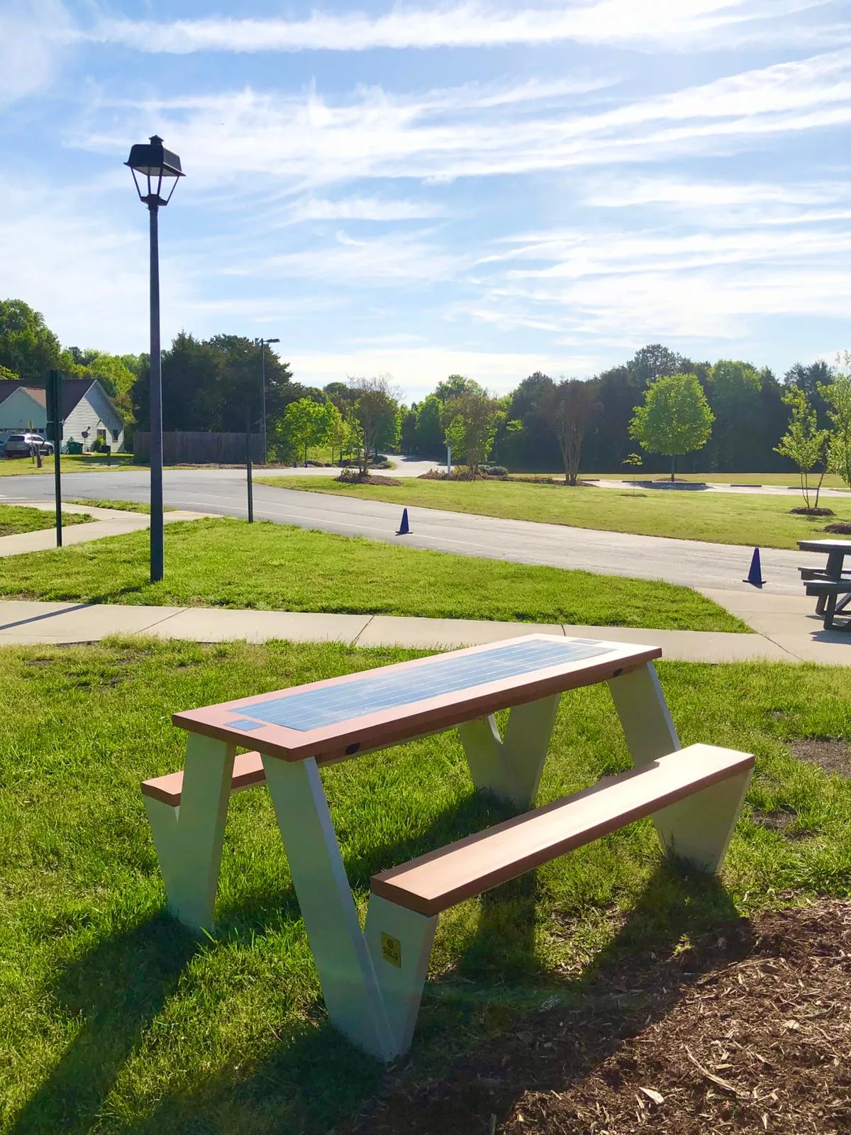 ST1010 SOLAR CHARGING AND CONNECTIVITY PICNIC TABLE