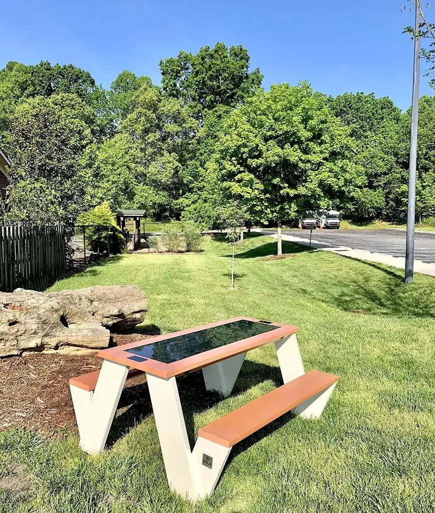 ST1010 SOLAR CHARGING AND CONNECTIVITY PICNIC TABLE