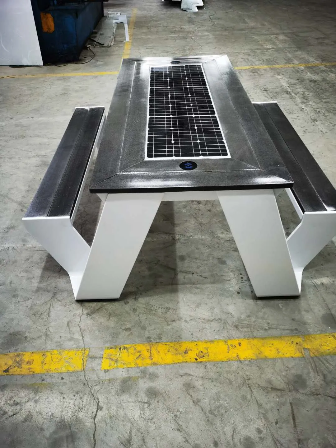 ST1010 SOLAR CHARGING AND CONNECTIVITY PICNIC TABLE