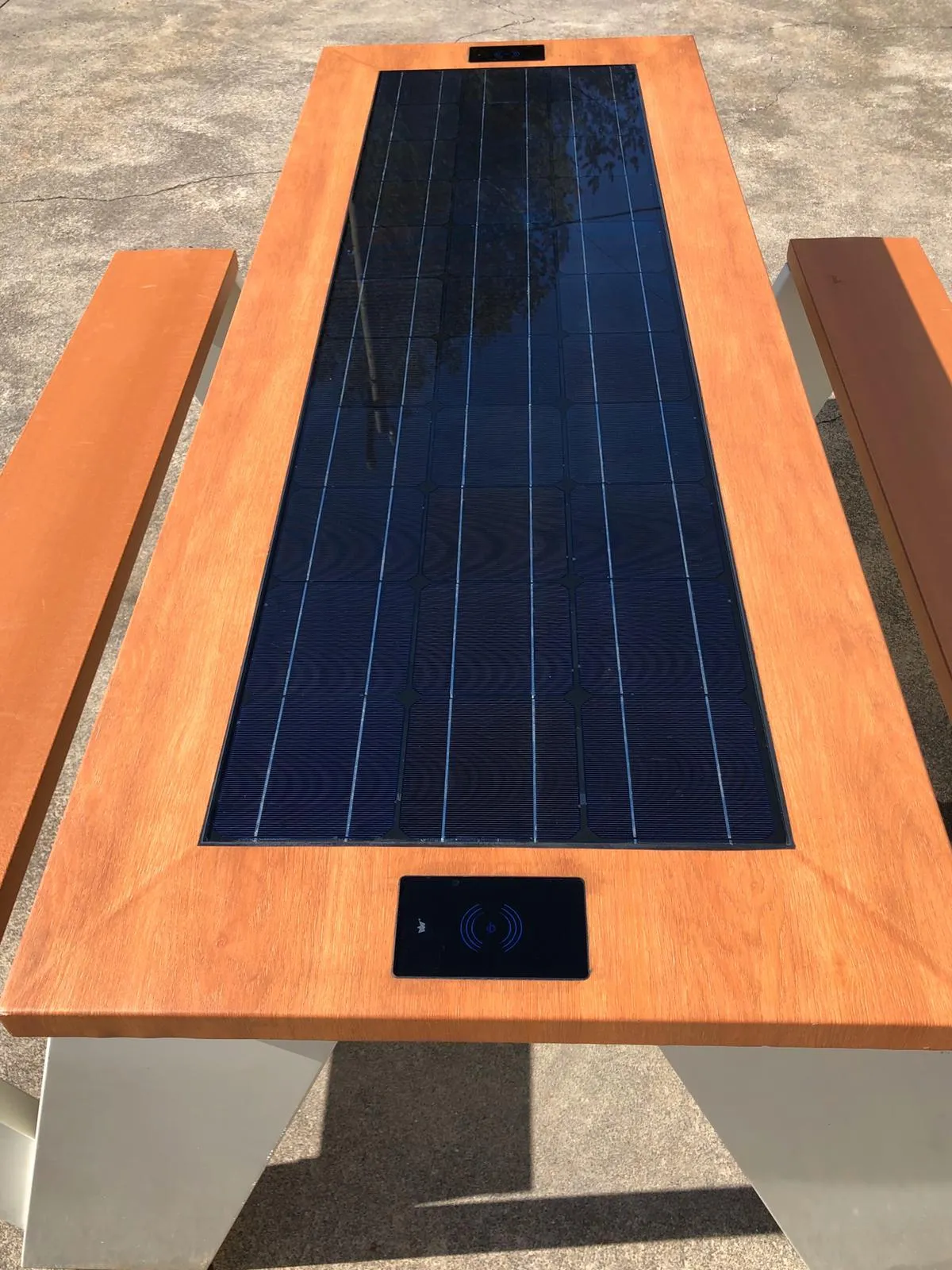 ST1010 SOLAR CHARGING AND CONNECTIVITY PICNIC TABLE