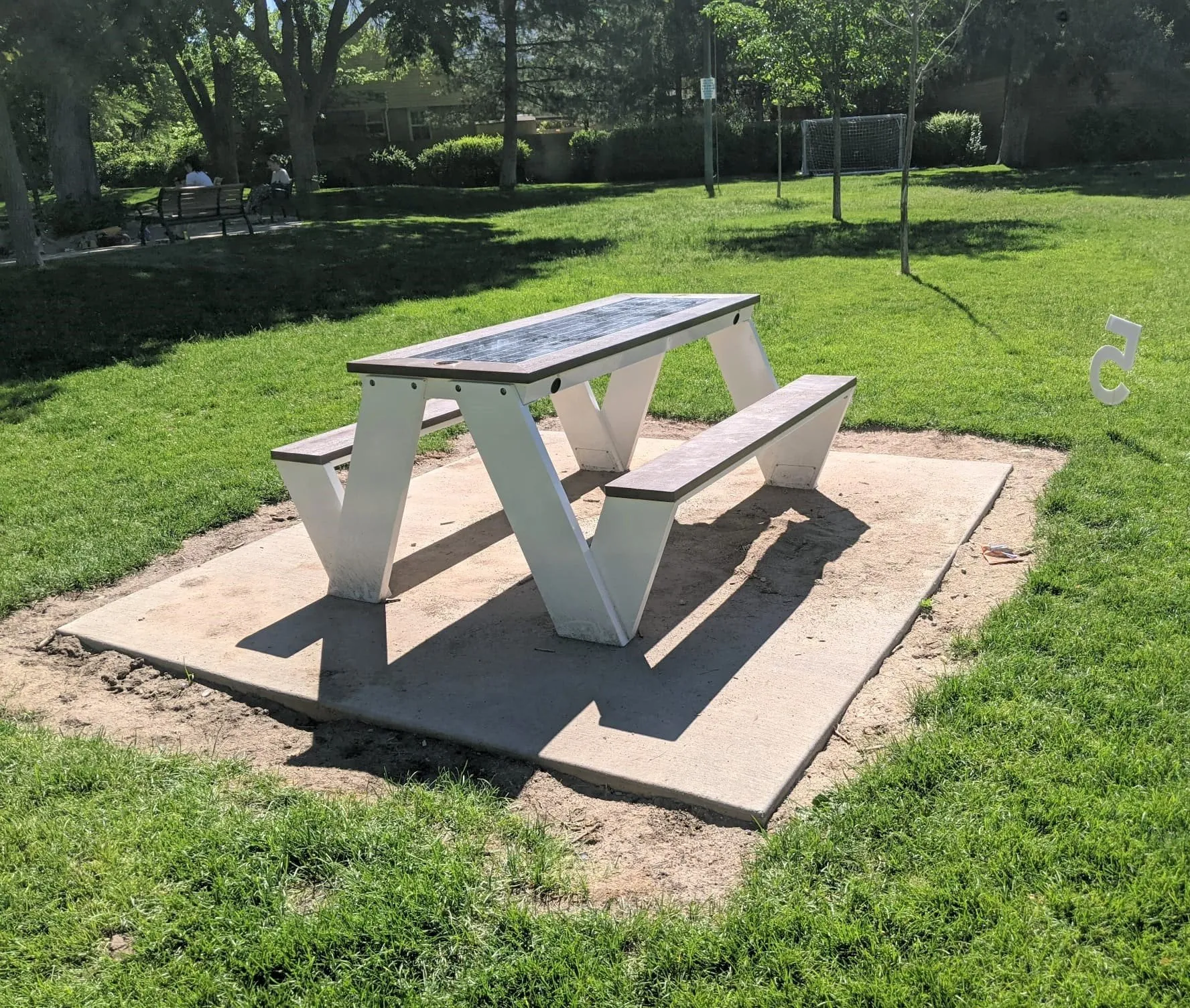 ST1010 SOLAR CHARGING AND CONNECTIVITY PICNIC TABLE