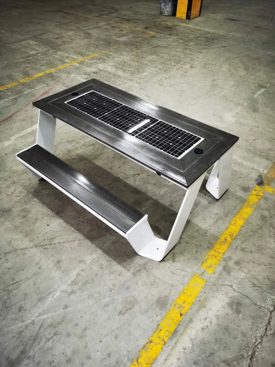 ST1010 SOLAR CHARGING AND CONNECTIVITY PICNIC TABLE